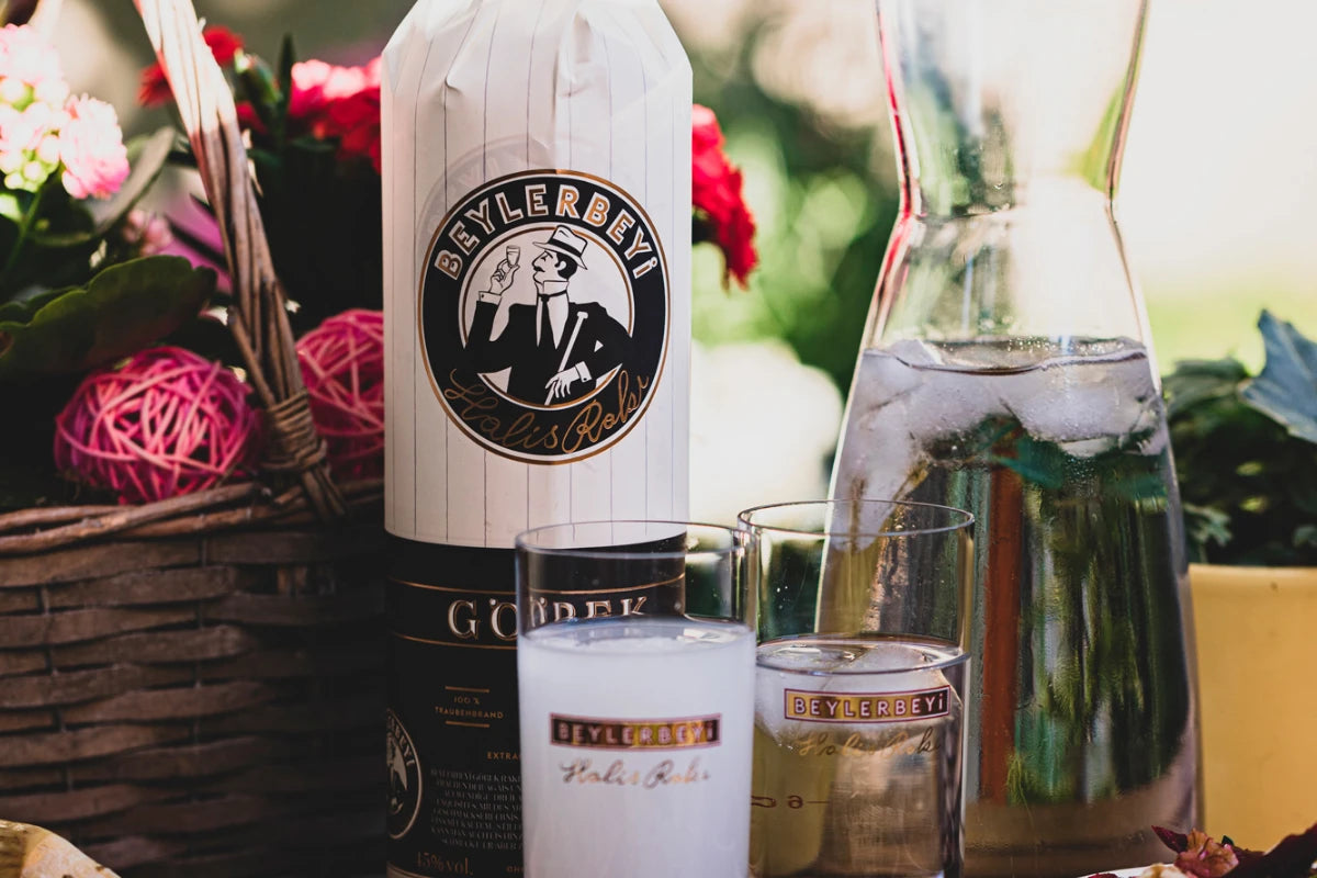 Beylerbeyi Göbek Rakı mit traditionellen Rakıgläsern und Wasserkaraffe