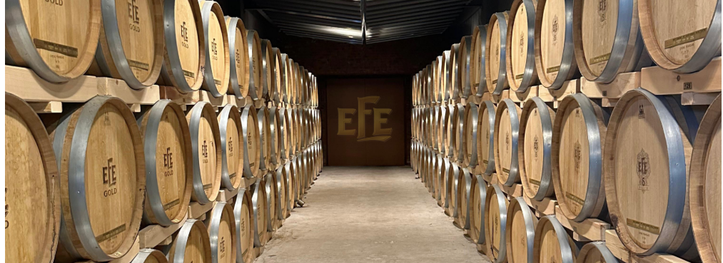 Eichenfässer zur Reifung von Efe Gold Raki in einem Fasslager