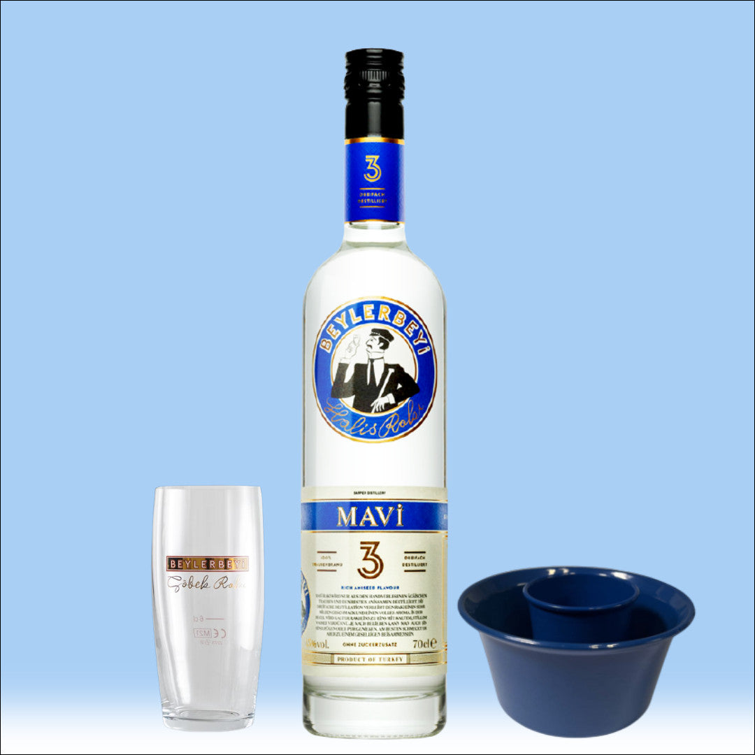 Beylerbeyi Mavi Rakı 70 cl Serviervorschlag mit Rakı Glas und traditioneller Präsentation
