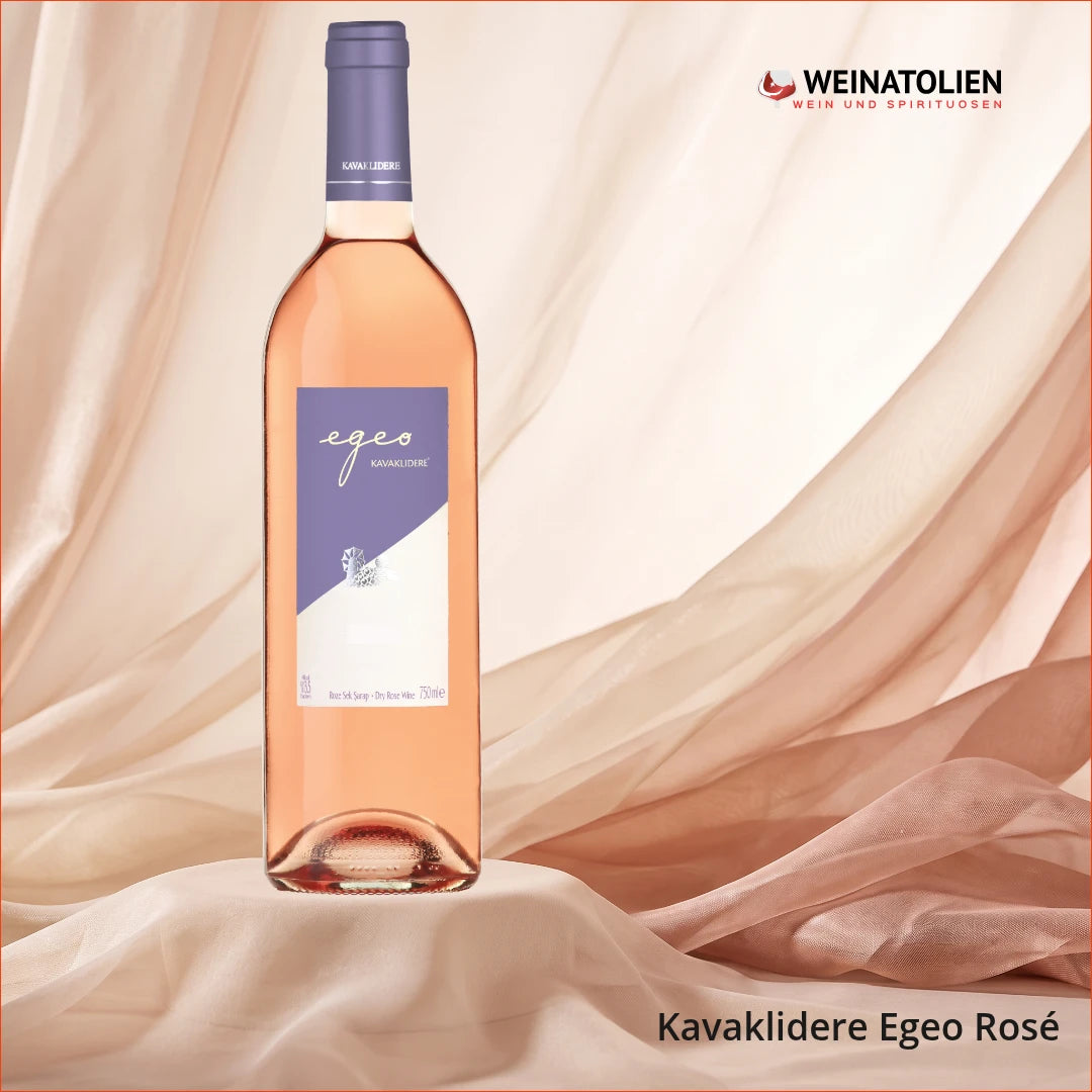 Kavaklıdere Egeo Rosé – türkischer Roséwein in der Flasche vor elegantem roséfarbenem Organza-Hintergrund