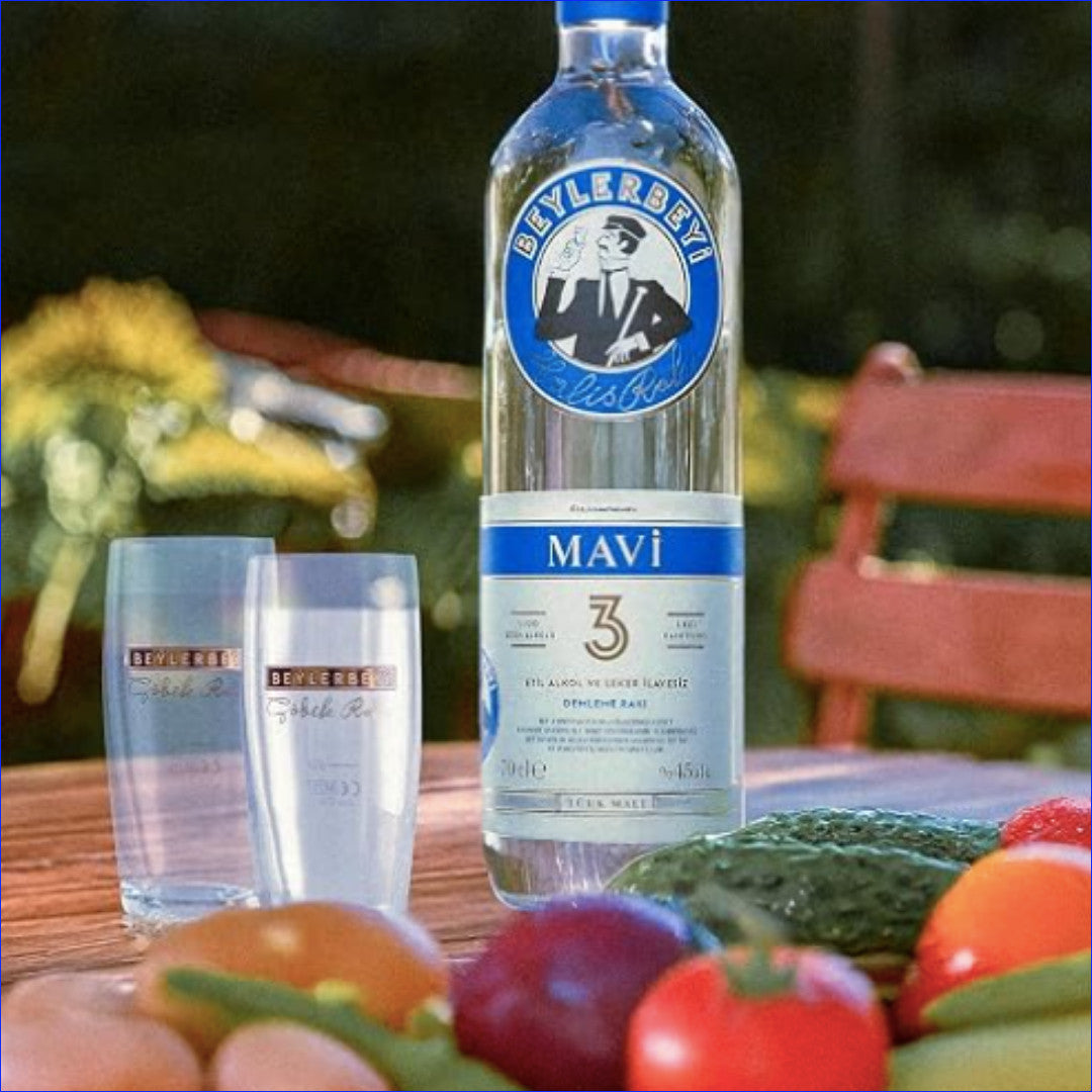Beylerbeyi Mavi Rakı 35 cl mit türkischen Meze und Rakı-Tafel