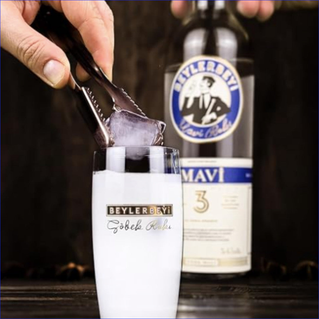 Beylerbeyi Mavi Rakı Serviervorschlag mit Eis und Wasser