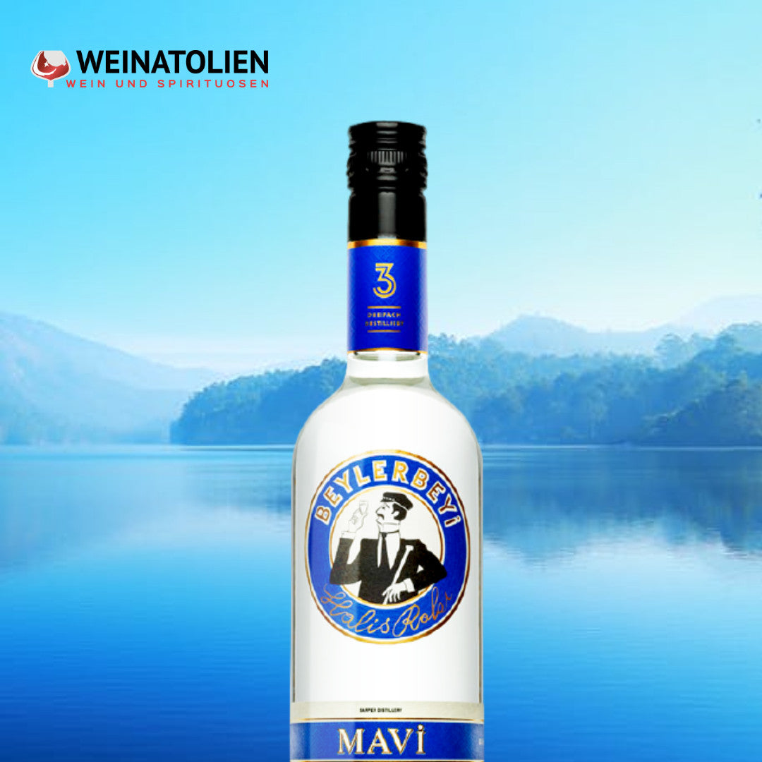 Beylerbeyi Mavi Rakı vor blauer Ägäis-Landschaft – türkischer Rakı aus Trauben
