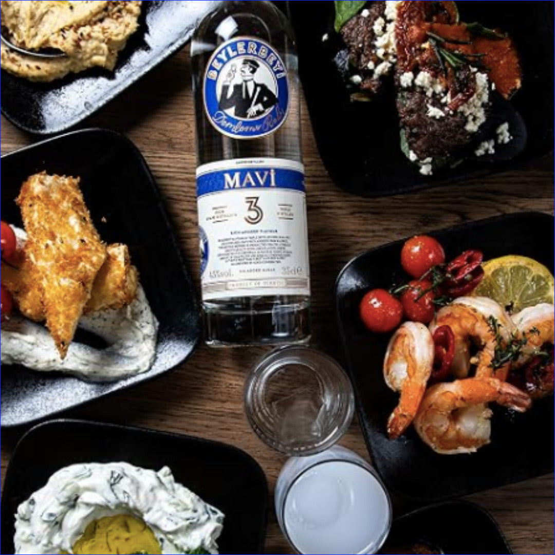 Beylerbeyi Mavi Rakı mit Meze und traditioneller türkischer Rakı-Tafel