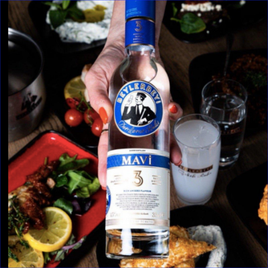 Beylerbeyi Mavi Rakı beim Servieren mit Meze und traditioneller türkischer Rakı-Kultur