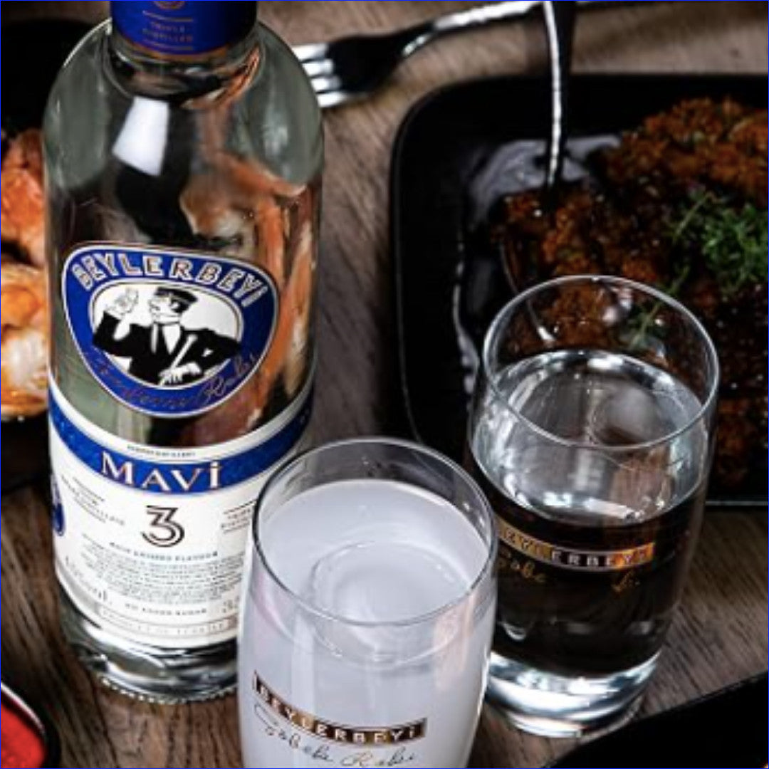 Beylerbeyi Mavi Rakı mit Wasser serviert – traditioneller Rakı Genuss