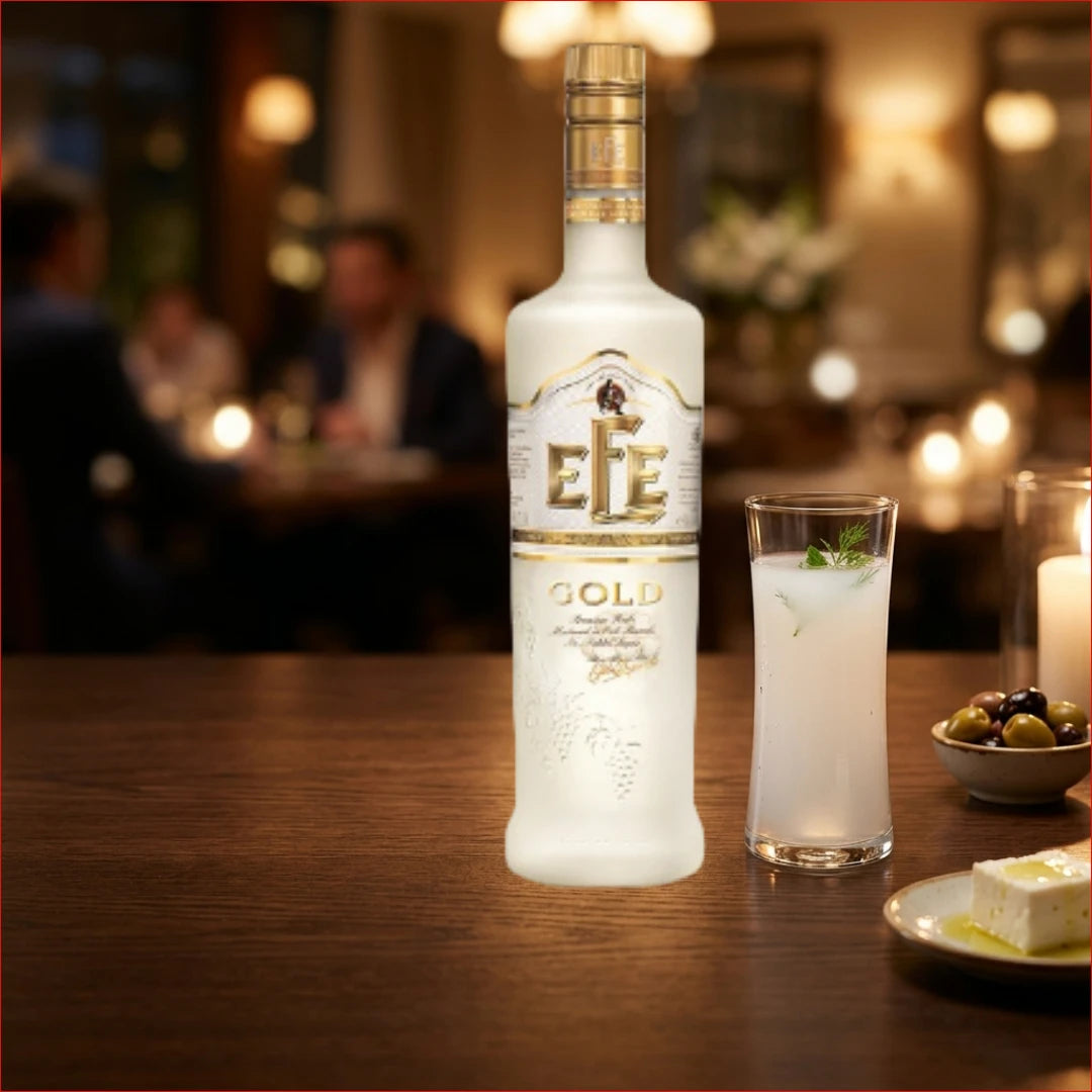 Efe Gold Rakı mit Rakıglas in stilvoller Restaurantatmosphäre