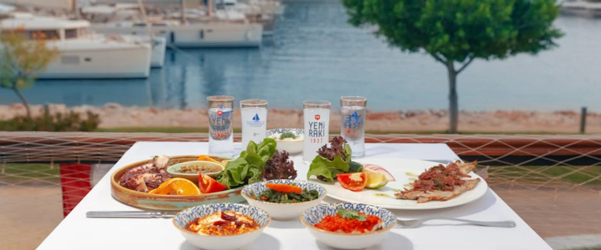 Traditionelle türkische Rakı-Tafel mit Meze und klassischem Rakı