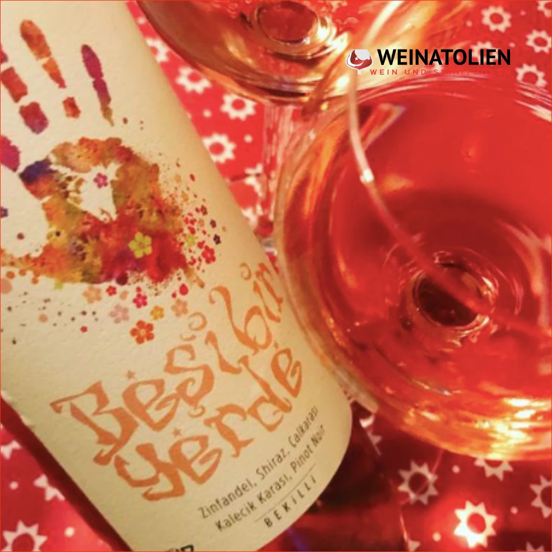 Küp Beş’i Bir Yerde Rosé Lieblich mit Roséwein im Weinglas