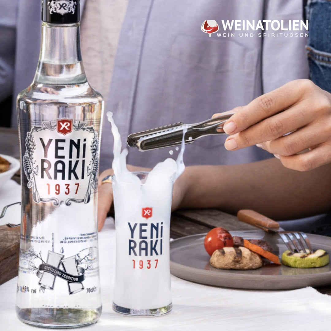 Alt: Yeni Rakı 1937 70 cl beim Servieren mit Rakıglas