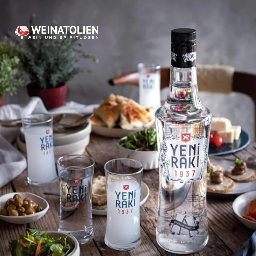 Yeni Rakı 1937 auf einer klassischen Rakı-Tafel mit Meze