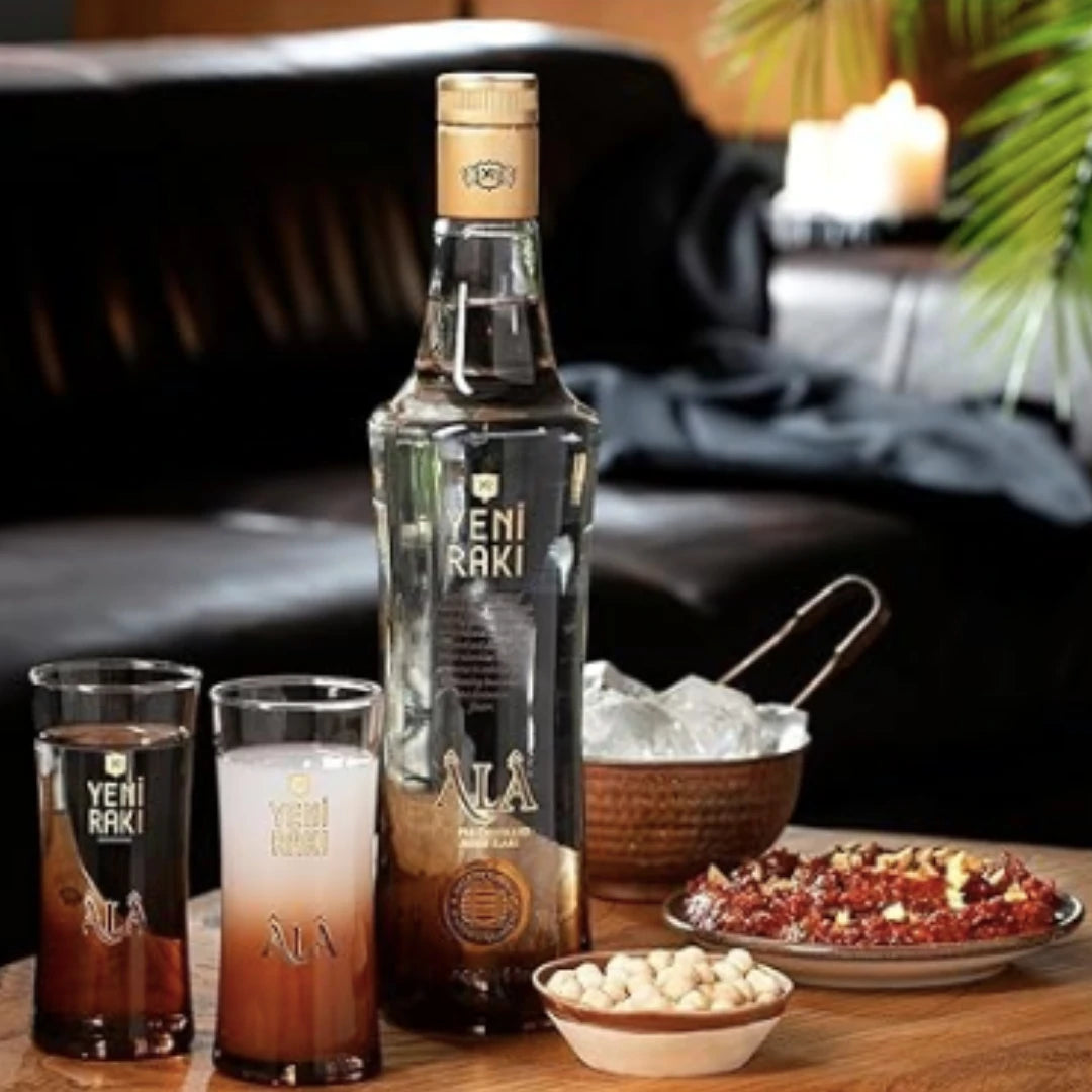 Yeni Rakı Âlâ 70 cl mit Rakıgläsern und Meze