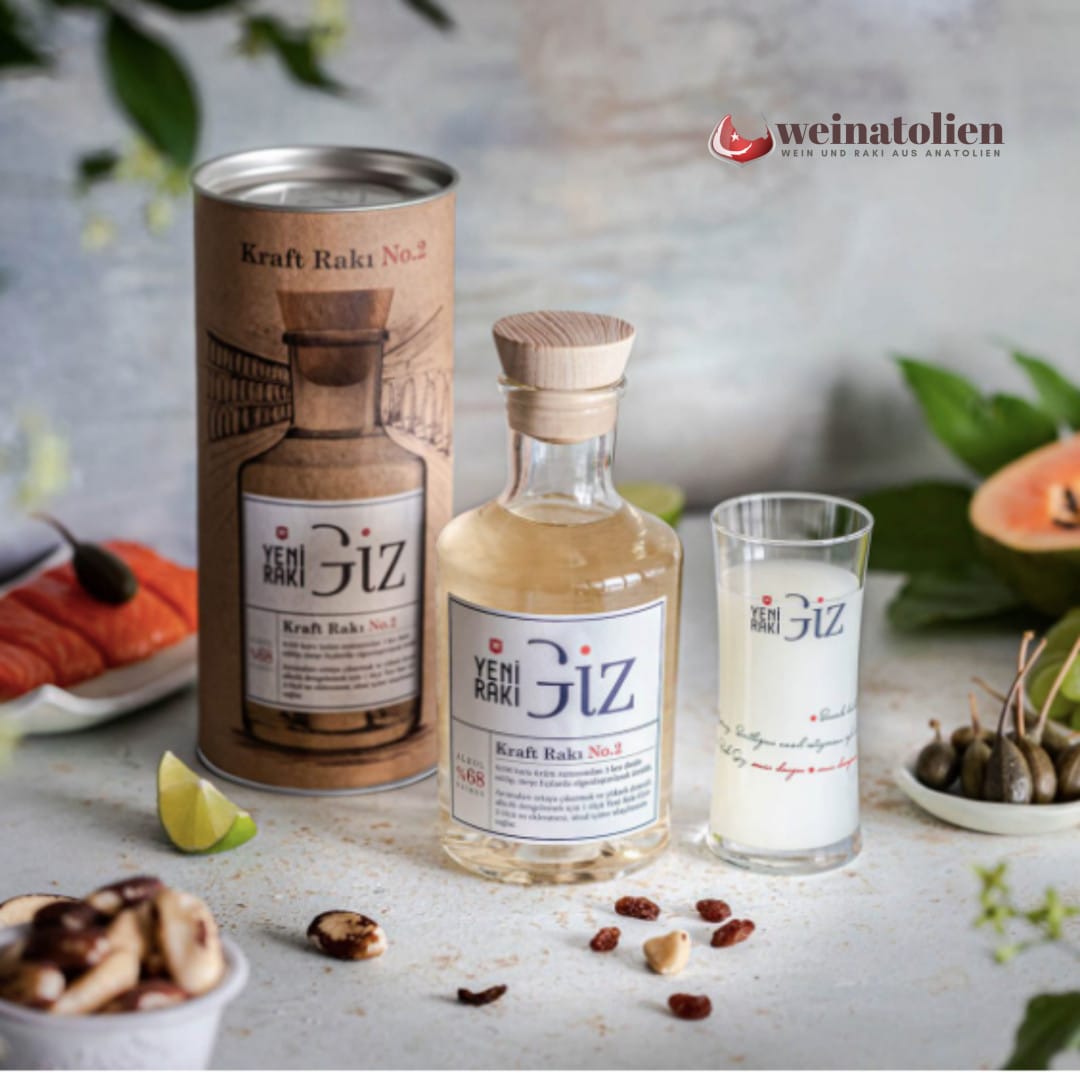 Yeni Rakı Giz 50 cl an einer modernen Rakı-Tafel