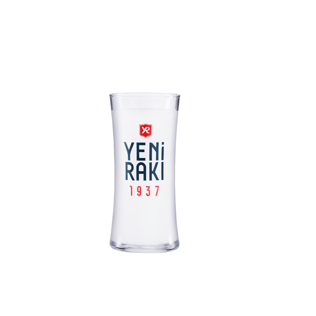 Ein klassisches Yeni Rakı Glas mit dem ikonischen Logo – das perfekte Zubehör für den authentischen Rakı-Genuss.