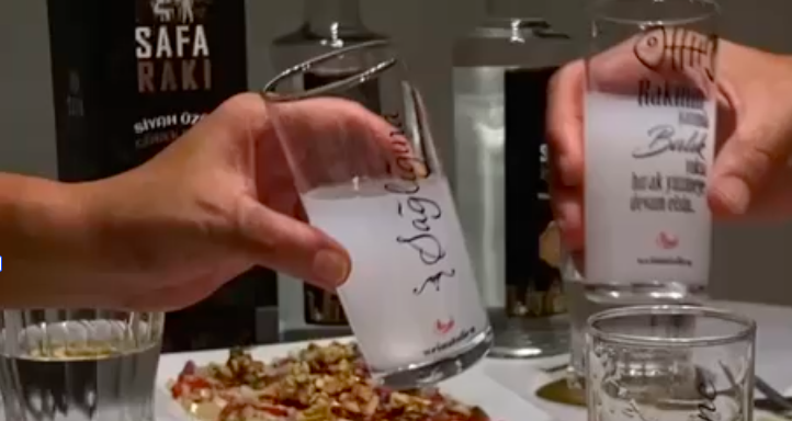 Authentische Rakı-Sofrası: Geselligkeit und Genuss