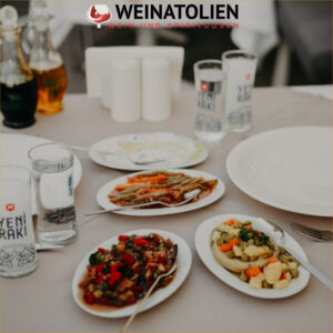 Türkischer Tisch mit traditionellen Mezze und Olivenöl-Gerichten